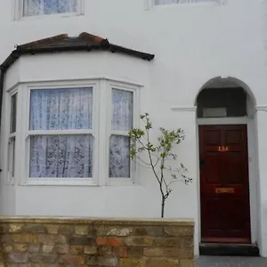 Bubblesbnb- Lovely 1 Bedroom Studio Flat London