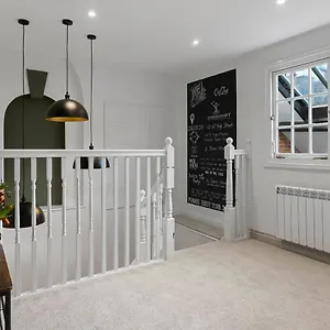 Luxe Courtyard For 4 Near Centre Exeter